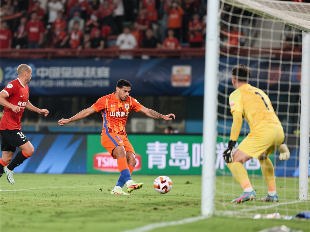 在足球赛场上，每一个细微的失误都可能成为